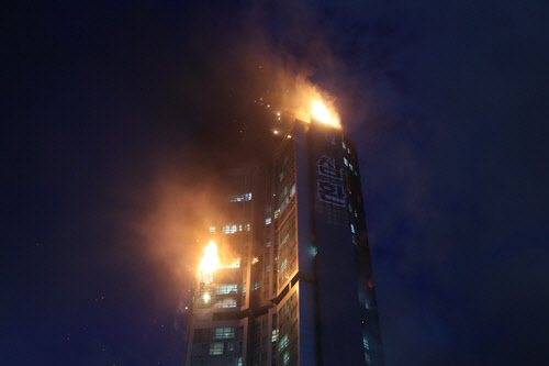 지난 8일 밤 울산 주상복합아파트에서 발생한 화재가 건물 전체로 번져 큰 불길은 잡았으나, 9일 새벽까지 완전 진압에 어려움을 겪고 있다.   <사진=연합뉴스>